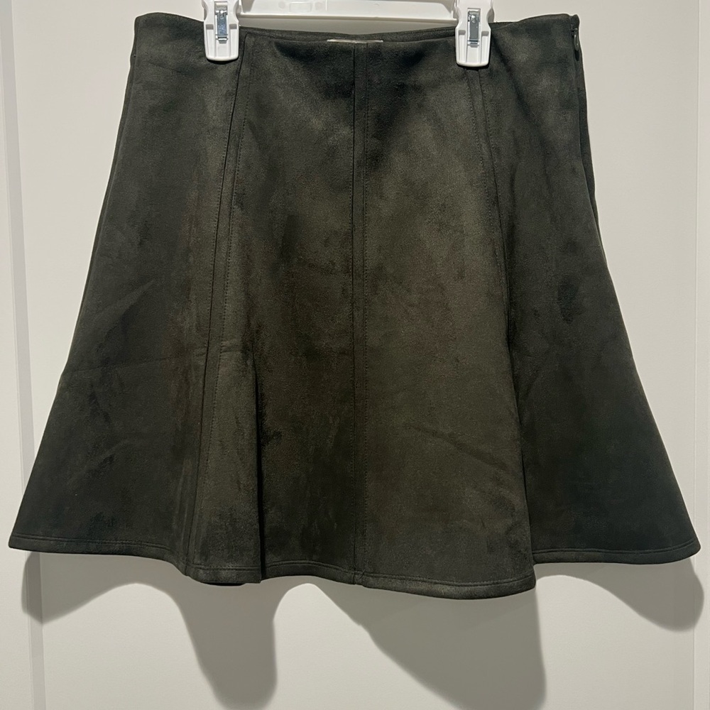Loft dark olive flowy skirt. Size 6 NWT